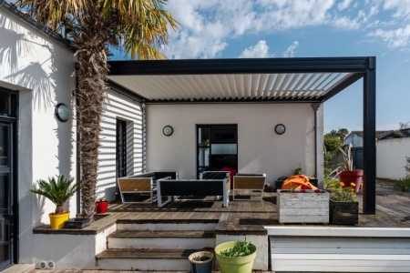 Comment installer un store banne pour profiter pleinement de votre terrasse