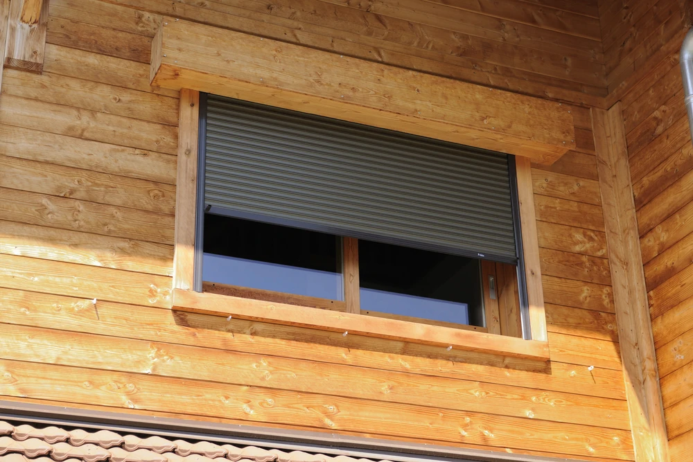 Façade extérieure d'une maison en bois avec construction en madriers apparents