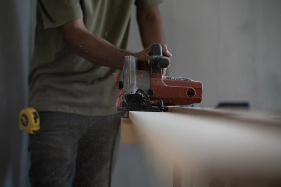 Le travailleur manuel travaille dans une usine de menuiserie, il monte des fen&ecirc;tres et des portes en PVC