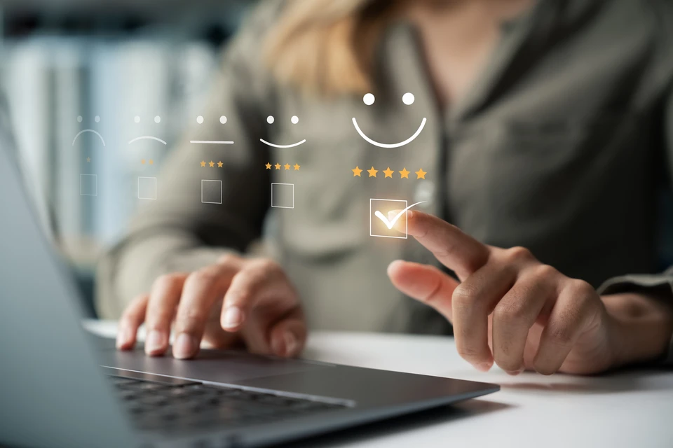 Atelier de menuiserie avec artisan travaillant le bois, établis équipés d'étaux, outils à main suspendus au mur