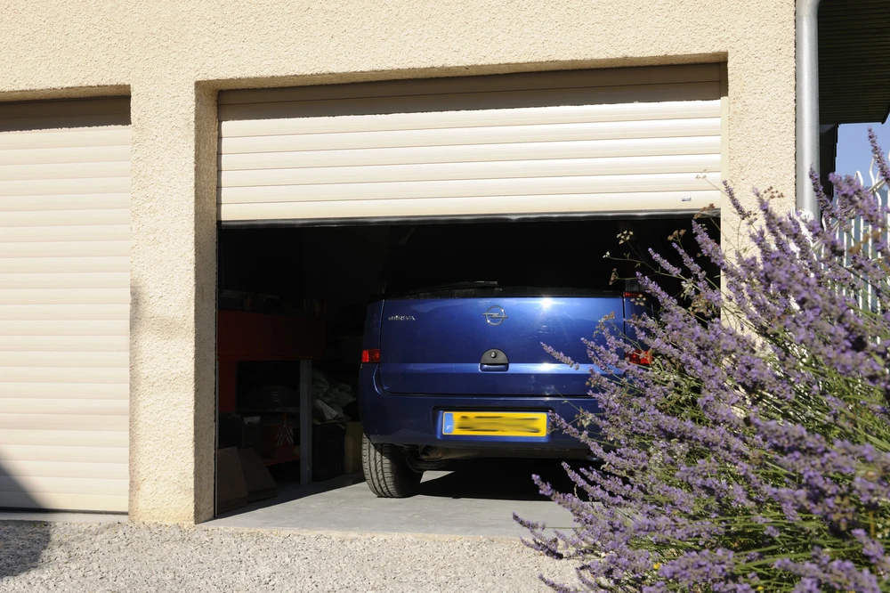 Façade extérieure d'un bâtiment avec mur crépi beige