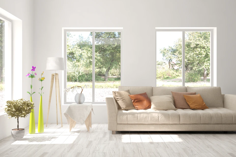 Chambre moderne avec lit double en bois massif, literie blanche et coussins rayés noirs