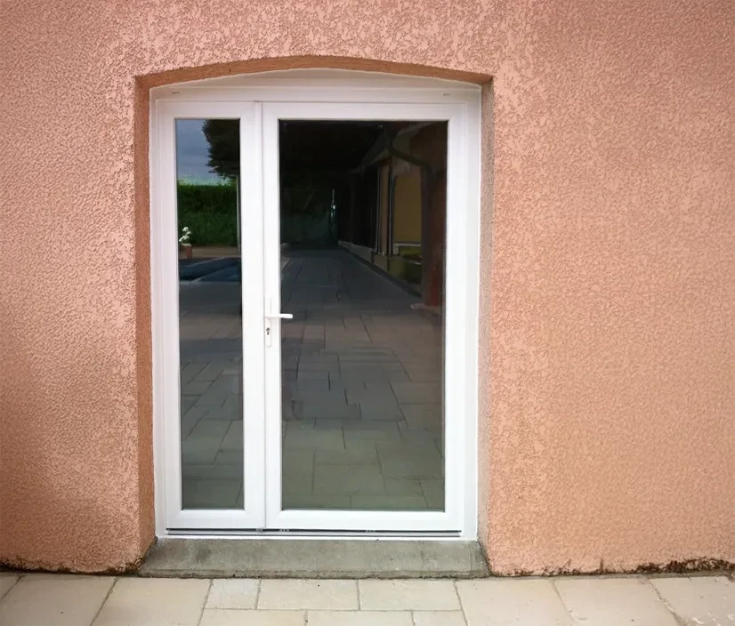 Façade extérieure d'une maison traditionnelle avec mur en pierre apparente de couleurs variées