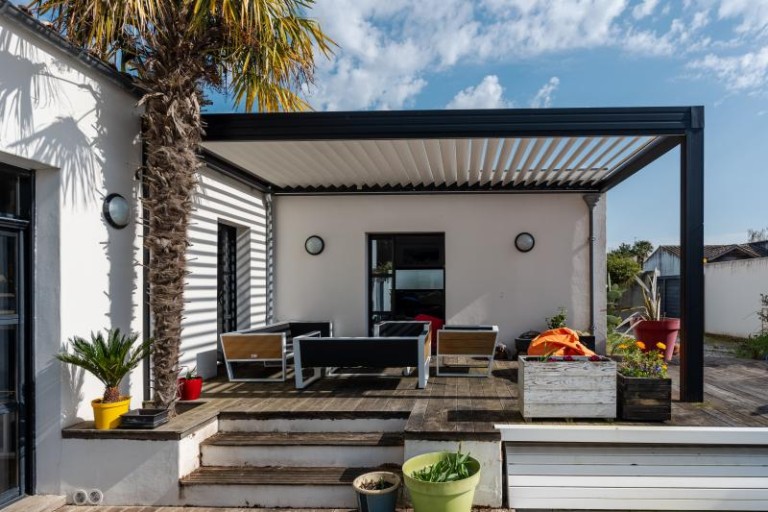 Comment installer un store banne pour profiter pleinement de votre terrasse