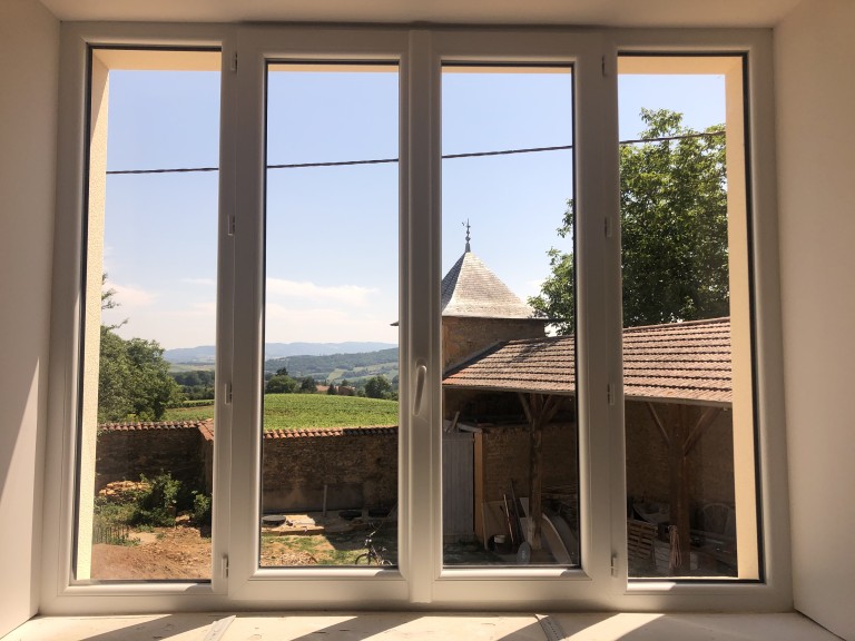 Les tendances des fenêtres sur mesure : ce que les habitants de Villefranche-sur-Saône, Lyon et Bourg-en-Bresse doivent savoir